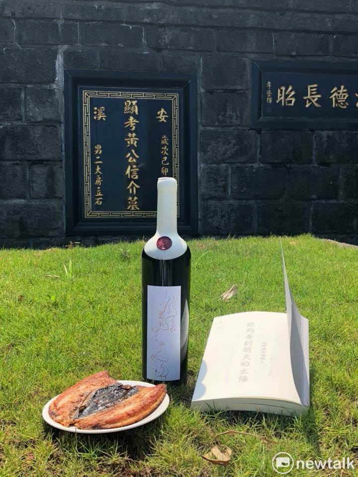 施明德帶著煎虱目魚、紅酒祭拜黃信介。 圖：翻攝施明德臉書