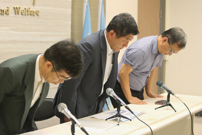 衛福部長陳時中（中）、衛福部次長薛瑞元（右）、醫
福會執行長徐永年（左）20日下午召開記者會，說明台
北醫院護理之家火災事故後續事宜，並再次向家屬鞠躬
致歉。 圖：中央社