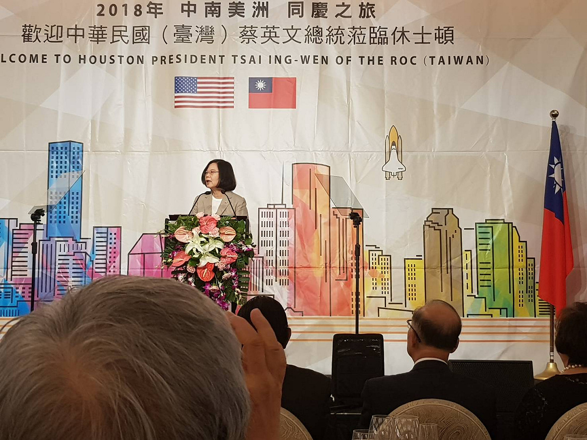 李俊俋強調，「每到一處我們都受到僑胞們熱烈歡迎，隨行媒體與外媒也都有大量報導」，過境休士頓時也獲僑胞、台商朋友熱情支持；他也指出僑胞代表宋明麗更在晚間僑宴上為蔡英文打氣，直呼暖心，且溫馨場面都有圖為證。 圖：李俊俋/提供