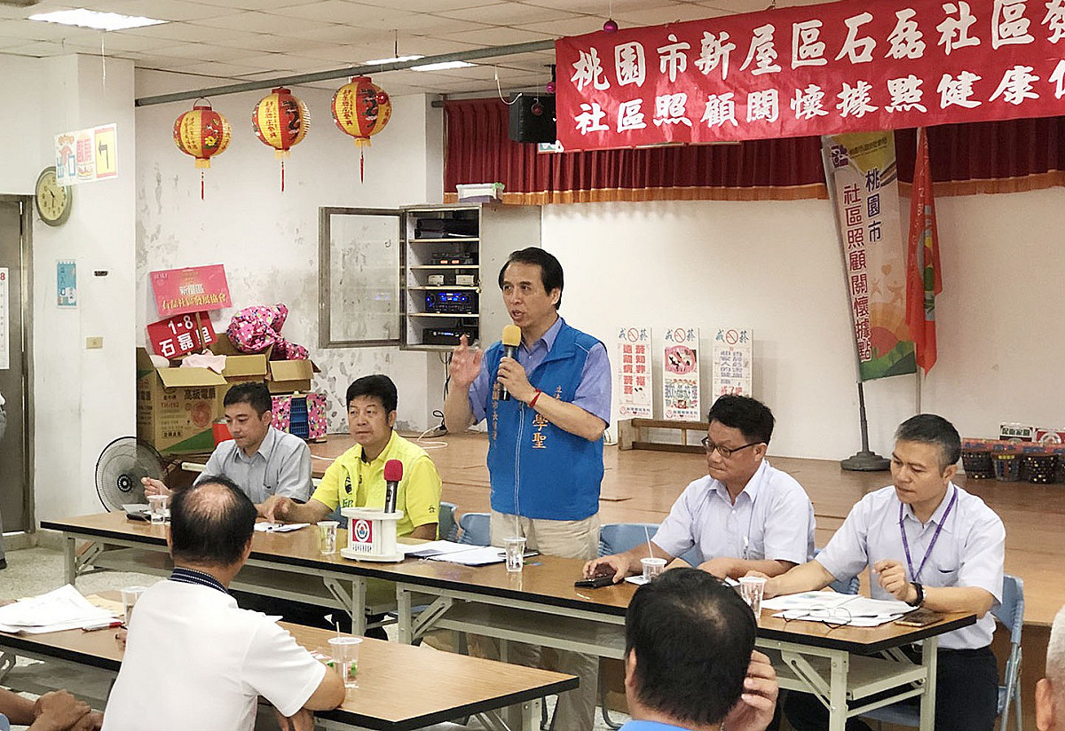 陳學聖指出台鐵地下化、機場捷運延伸線、捷運綠線、捷運棕線沒有一條是完工的，若按照前縣長吳志揚規劃的鐵路高架化版本施工，不但早就完工通車，機捷延伸也不用再等10年。  圖:陳學聖競選辦公室/提供