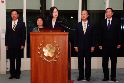 總統蔡英文（中）20日深夜結束同慶之旅9天8夜出訪行程返抵台灣，在機場發表談話時表示，走出去的路上即使受到打壓，也會以實際行動告訴國際社會，台灣不會 因為壓力而屈服。 圖：中央社