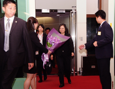 總統蔡英文（右2）12日到20日展開「同慶之旅」，出訪友邦巴拉圭和貝里斯，共計9天8夜，20日深夜返抵國門，在接過禮賓司獻花後隨即發表談話。 圖：中央社