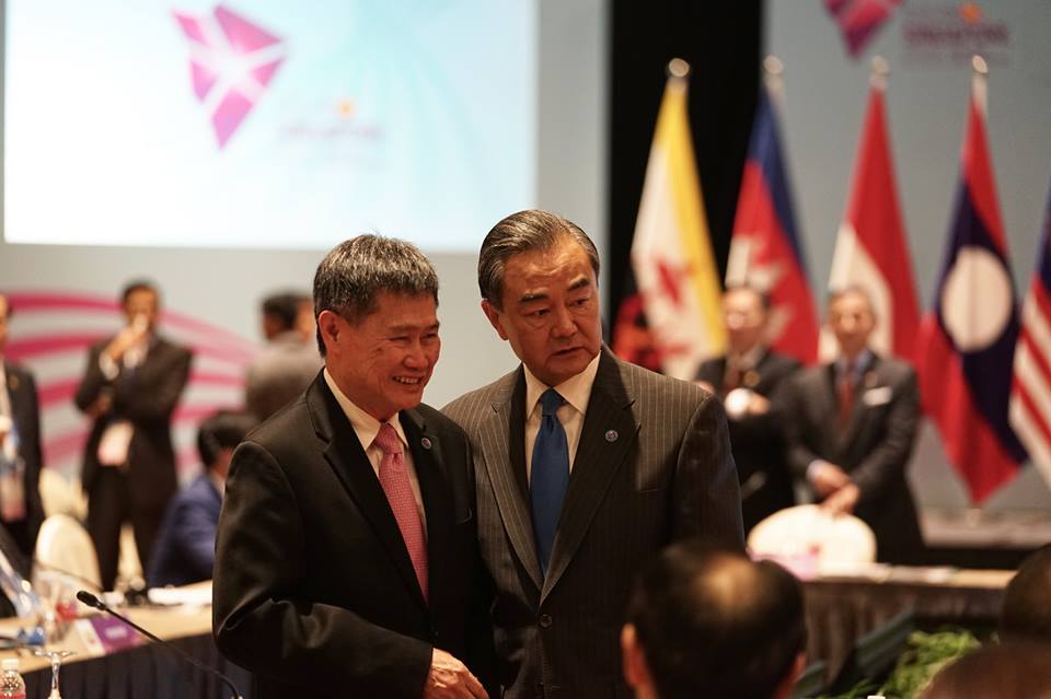 中國外交部長王毅（右）8月初出席東南亞國家協會外交部長會議，提議東協各國在南海聯合軍事演習，左為東協秘書長Dato Lim Jock Ho。 圖：翻攝東協臉書