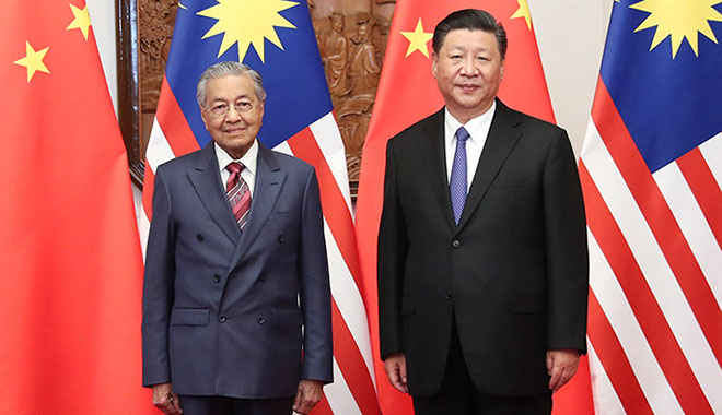 根據中南海知情者的說法，馬哈迪（左）此次訪華，當然另有圖謀，中方已經做好了準備，甚至是某種程度的罕見讓步。而中南海將以最高規格接待馬哈蒂爾，但最值得關注的是國宴。圖為習近平（右）20日接見馬哈迪。 圖：翻攝自新華網