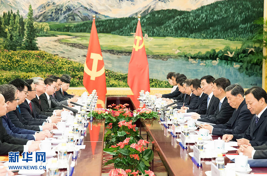 王滬寧20日在北京與越共中央政治局委員、中央書記處常務書記陳國旺舉行會談，這是王滬寧在北戴河會議後首度公開現身，也間接為其大權旁落闢謠。 圖：新華網