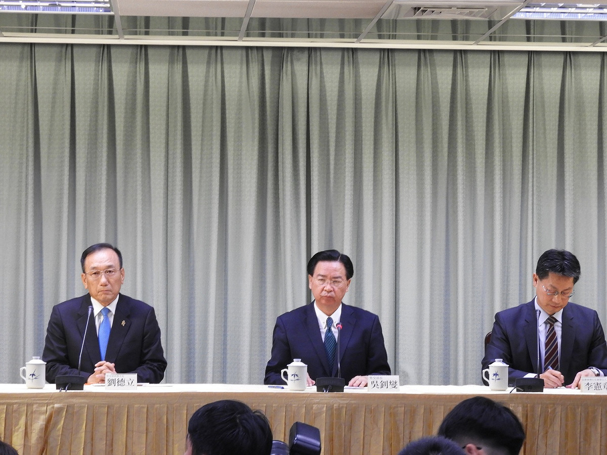 台灣外交部長吳釗燮（中）21日宣布與薩爾瓦多斷交。 圖：林朝億/攝