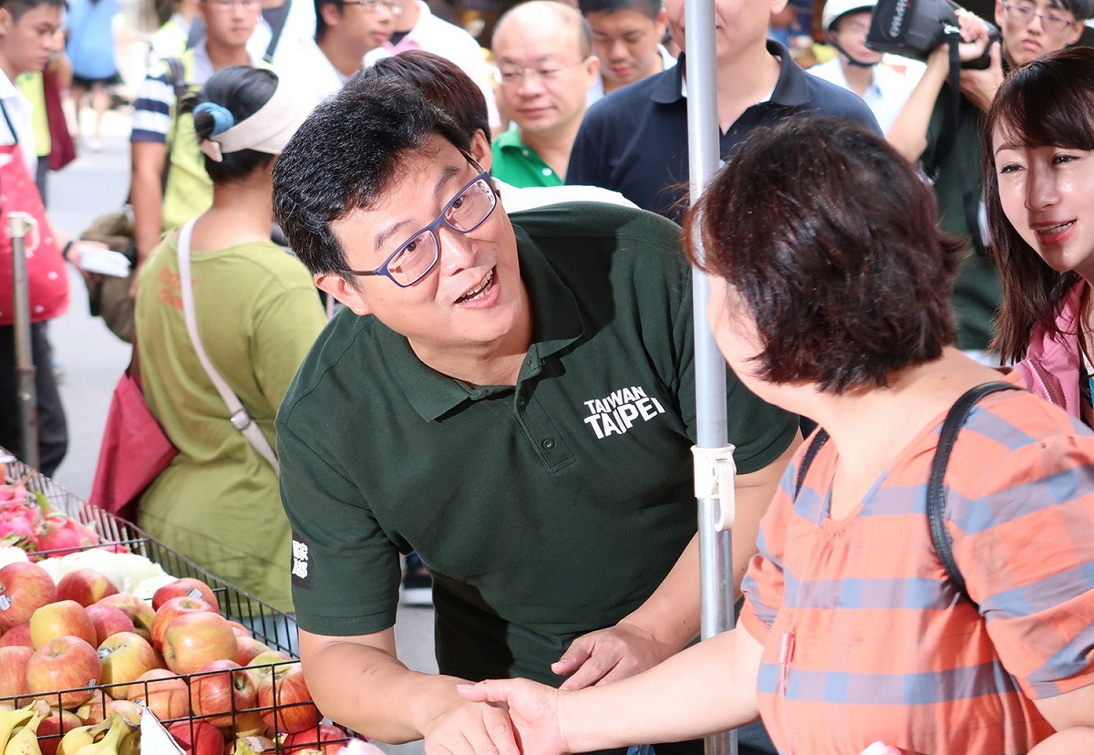 民進黨台北市長候選人姚文智21日上午前往訪南京公寓市場掃街。 圖：林朝億/攝