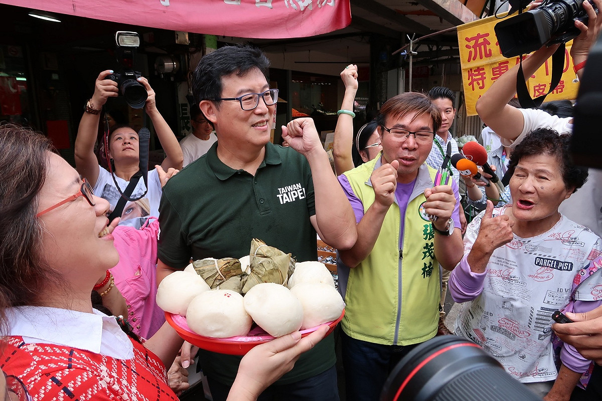 民進黨台北市長候選人姚文智21日上午前往訪南京公寓市場掃街。 圖：林朝億/攝