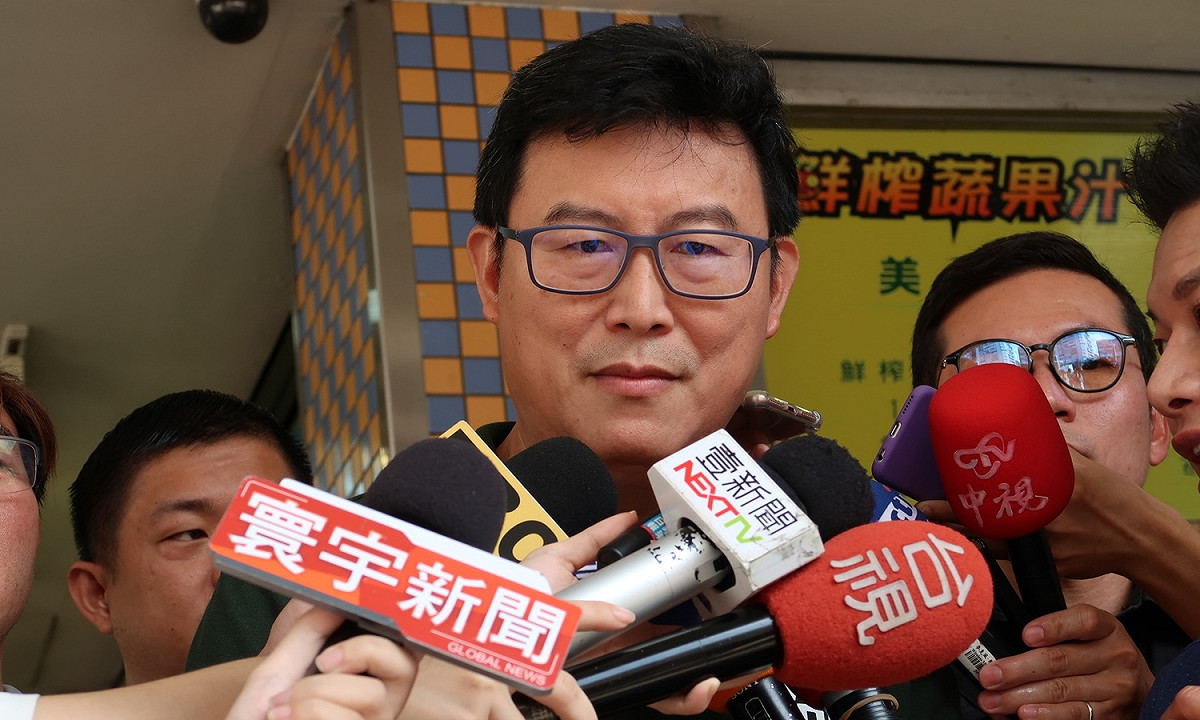 民進黨台北市長候選人姚文智21日上午前往訪南京公寓市場掃街。 圖：林朝億/攝