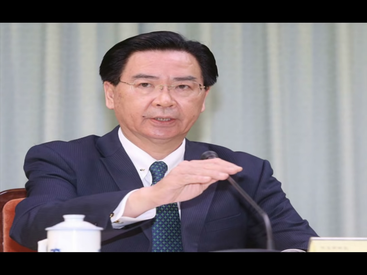 《環球時報》還提醒，走錯拒絕承認「九二共識」的這一步，臺當局綁著臺灣滿盤皆輸。相信臺當局沒有太多時間為失掉薩爾瓦多而傷心，因為他們要立刻掃描餘下的那些「邦交國」，惴惴不安地評估：下一個最可能是誰？會發生在中美洲還是大洋洲？圖為外交部長吳釗燮。 圖：翻攝自Youtube