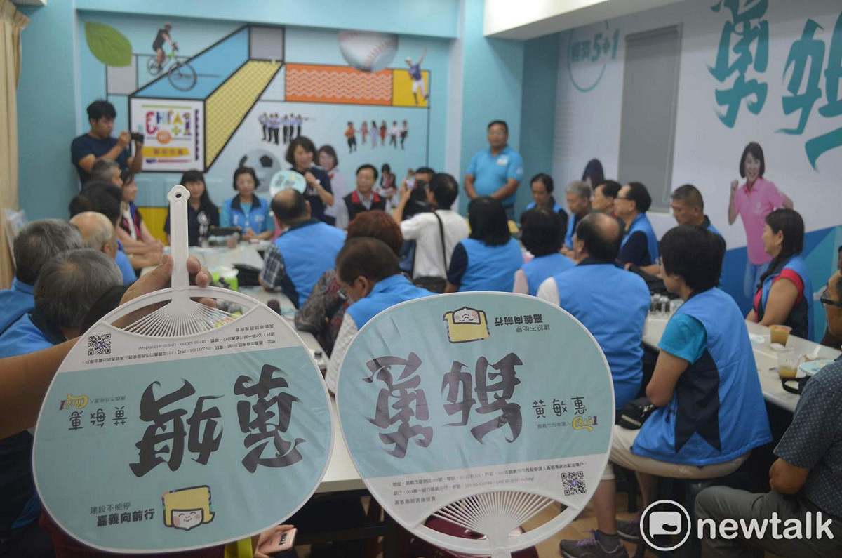 黃敏惠競選團隊設計把「敏惠」翻轉就變成「勇媽」字樣的文宣，頗有創意。 圖：蔡坤龍/攝