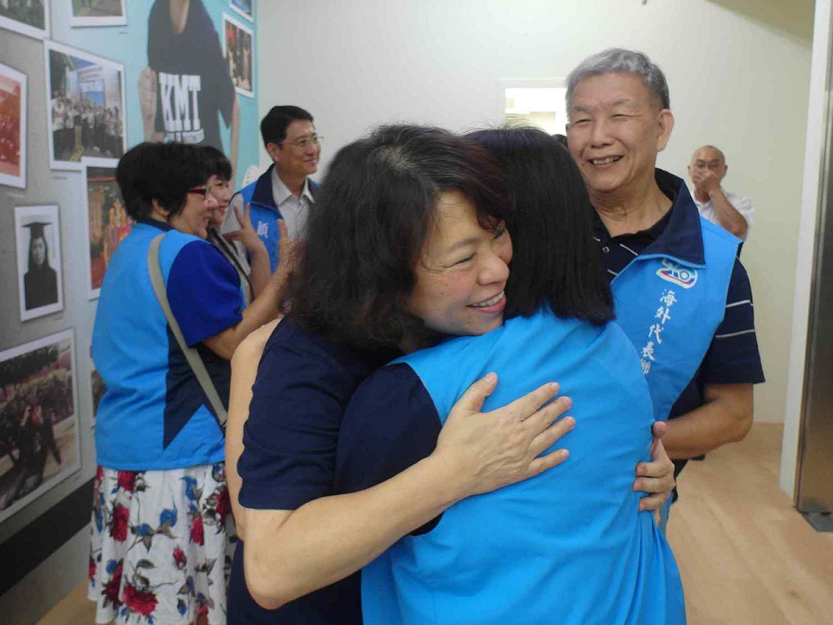 黃敏惠與海外代表團熱情擁抱。 圖：黃敏惠競選團隊/提供