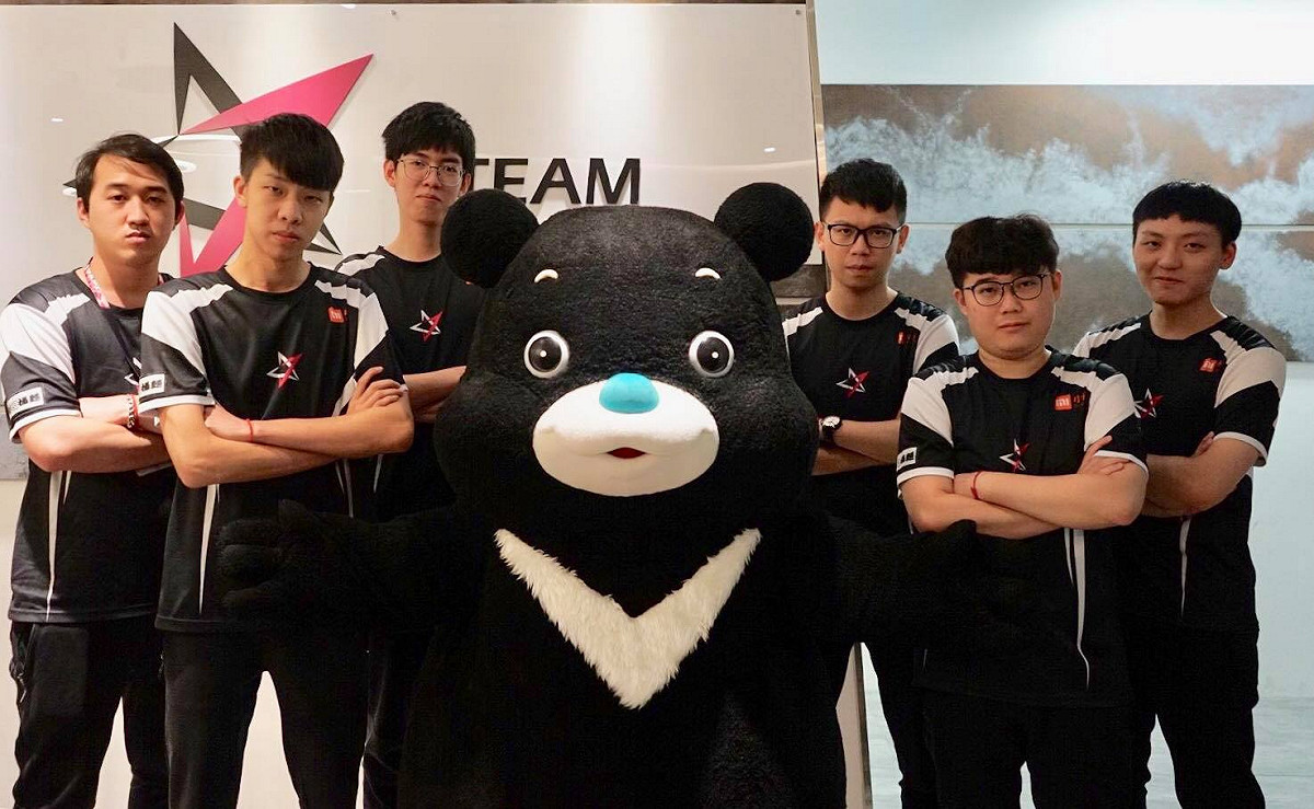 今（21）日台北市政府吉祥物「熊讚」也特別突襲 J Team《傳說對決》項目戰隊，體驗一日電競選手生活。 圖：翻攝自 熊讚Bravo 粉絲專頁