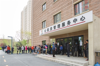 北京的房租飆漲，造成公租房的辦公室前大排長龍。 圖 : 翻攝自Xinhuanet.com