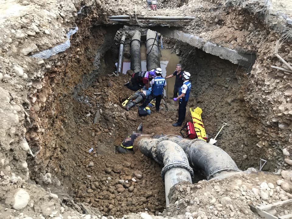 桃園機場WC滑行道遷建及雙線化工程，正在進行自來水、消防水管遷建作業，今下午發生土方崩落意外，3名施工人員受困其中。 圖:桃園市政府消防局/提供