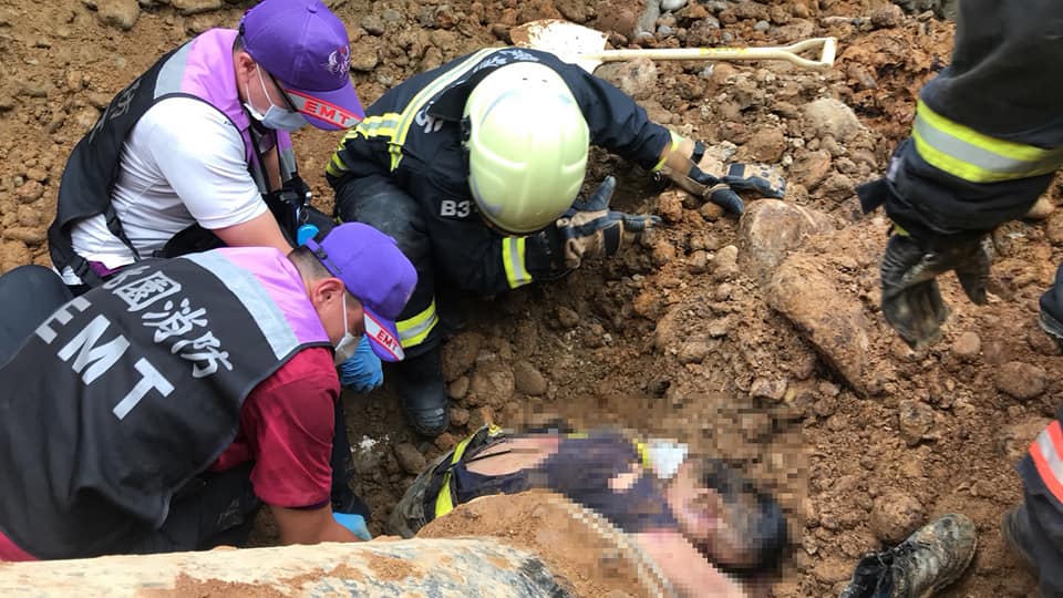 消防人員當時跟時間賽跑搶救遭土石掩埋的施工人員，3位工作人員被救出時呈現OHCA。 圖:桃園市政府消防局/提供