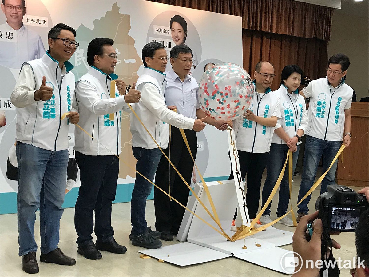 台北市長柯文哲人氣高，許多議員參選人也都爭相合影盼拉抬人氣。圖為柯文哲日前與無黨籍、親民黨議員參選人組成的「台北監督連線」合影。 圖：新頭殼資料照
