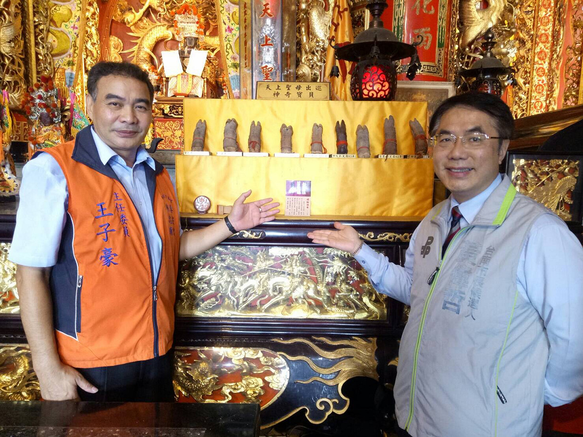 黃偉哲赴後壁下茄苳泰安宮參加五十九庄頭的中元普渡活動，他表示近日在臉書推出留言便能與他熱線，收取週報等新模式，就是要讓台南市民更認識他，了解他的政見和相關資訊。 圖：黃博郎/攝