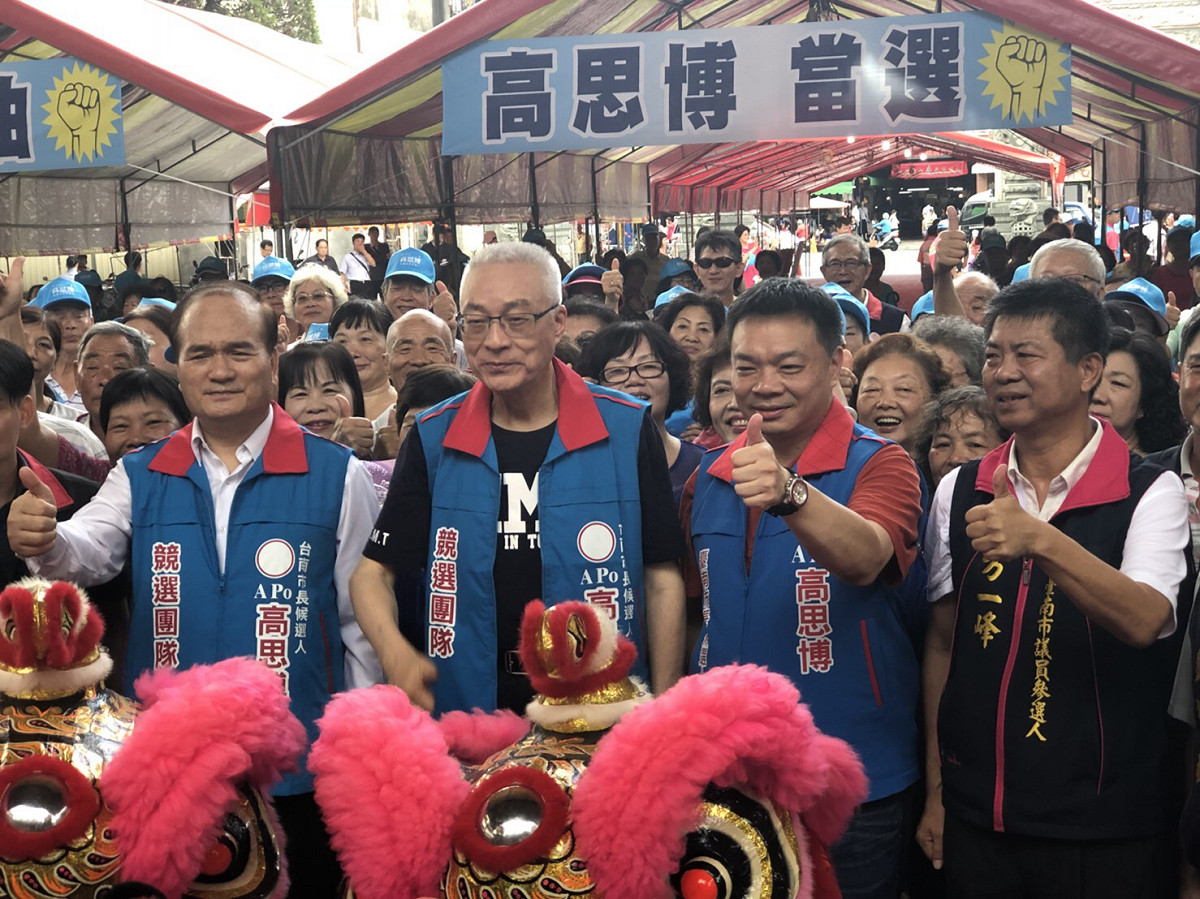 吳敦義陪高思博赴學甲慈濟宮等廟宇參香祈福，拜票爭取選民支持。 圖：黃博郎/攝