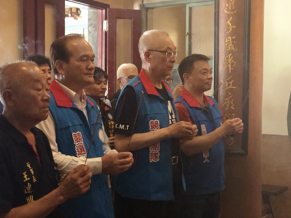 吳敦義陪高思博赴學甲慈濟宮等廟宇參香祈福，拜票爭取選民支持。 圖：黃博郎/攝