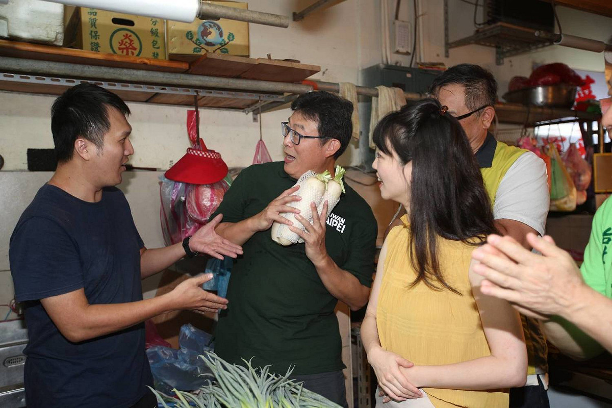 民進黨台北市長參選人姚文智與黨籍議員高嘉瑜一同掃街拜票。 圖：姚文智競選辦公室 / 提供