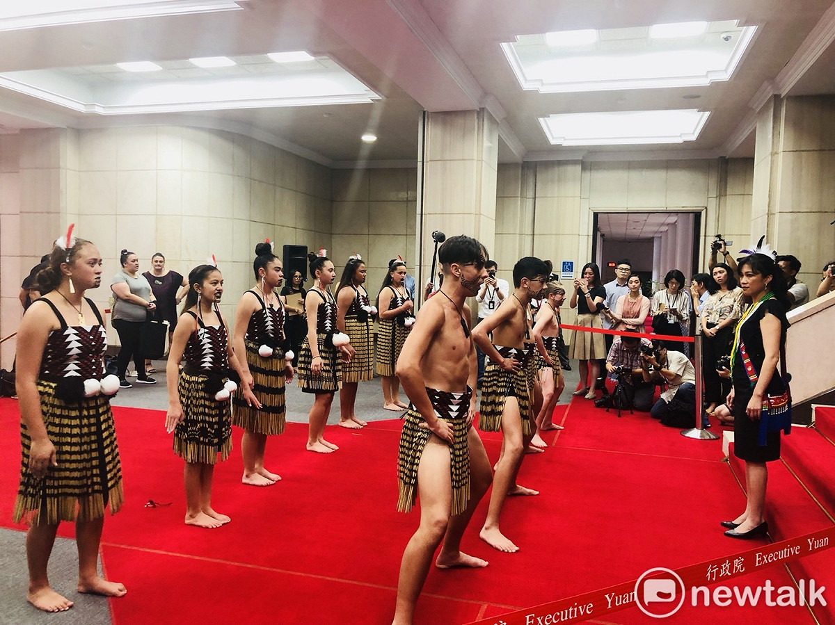 來自紐西蘭北部的Ngāti Manu部落有10位12至15歲的毛利族（Māori）學生，今（22）天下午到行政院探視原住民發言人Kolas Yotaka。 圖：謝莉慧/攝