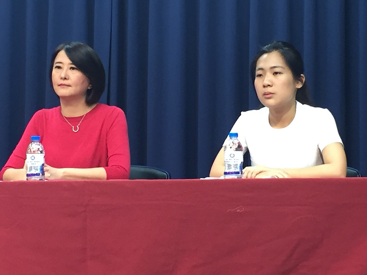 在前總統馬英九扮演和事佬下，國民黨松山信義區市議員參選人王鴻薇（左）與徐巧芯（右）今天握手言和，但兩人在記者會上全程面色凝重。 圖：趙婉淳／攝