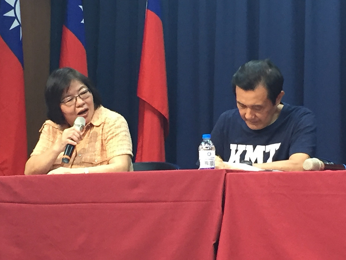 在前總統馬英九扮演和事佬下，國民黨松山信義區市議員參選人王鴻薇與徐巧芯今天握手言和，但兩人在記者會上全程面色凝重。 圖：趙婉淳／攝