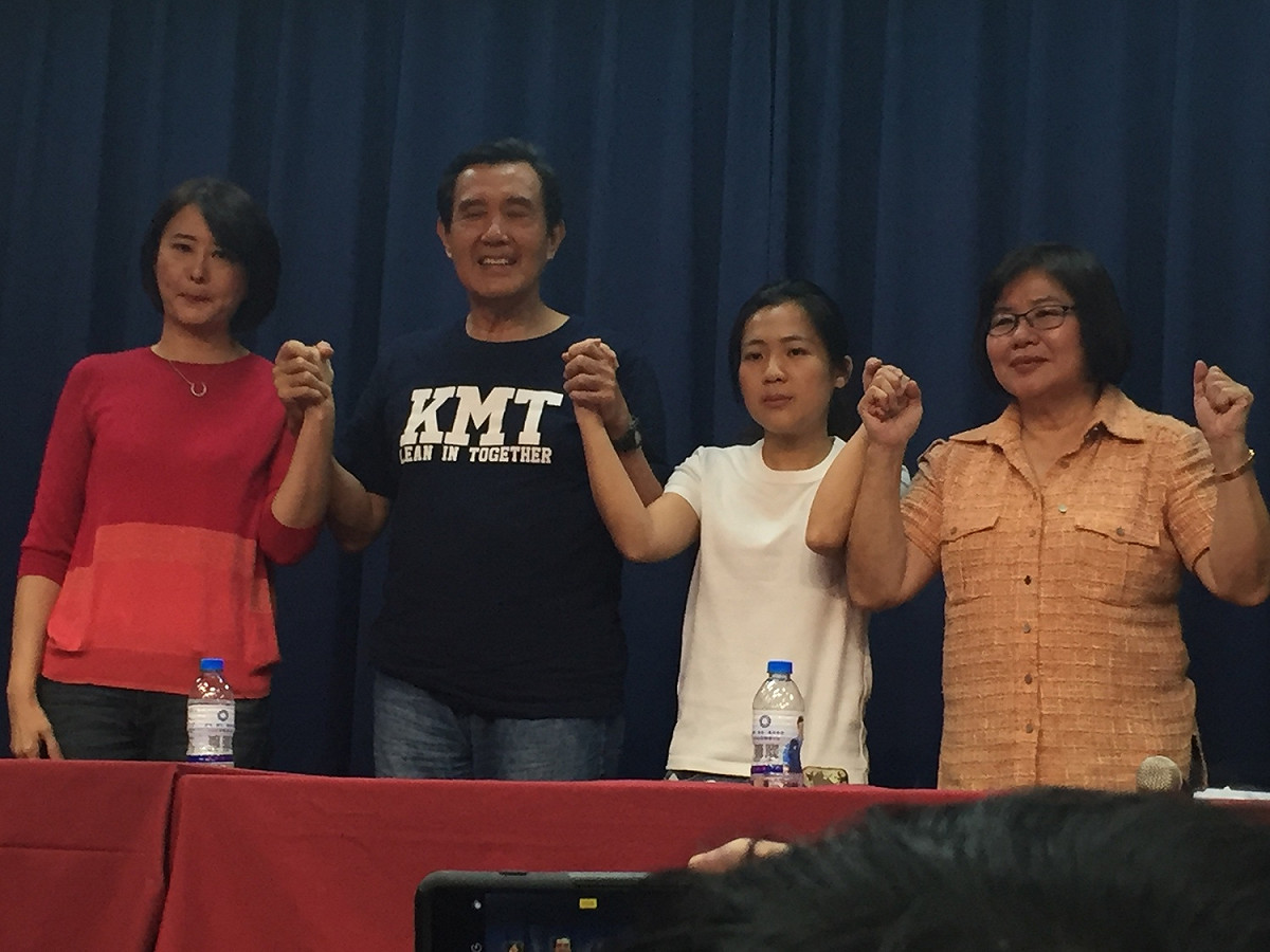 在前總統馬英九扮演和事佬下，國民黨松山信義區市議員參選人王鴻薇與徐巧芯今天握手言和，但兩人在記者會上全程面色凝重。 圖：趙婉淳／攝
