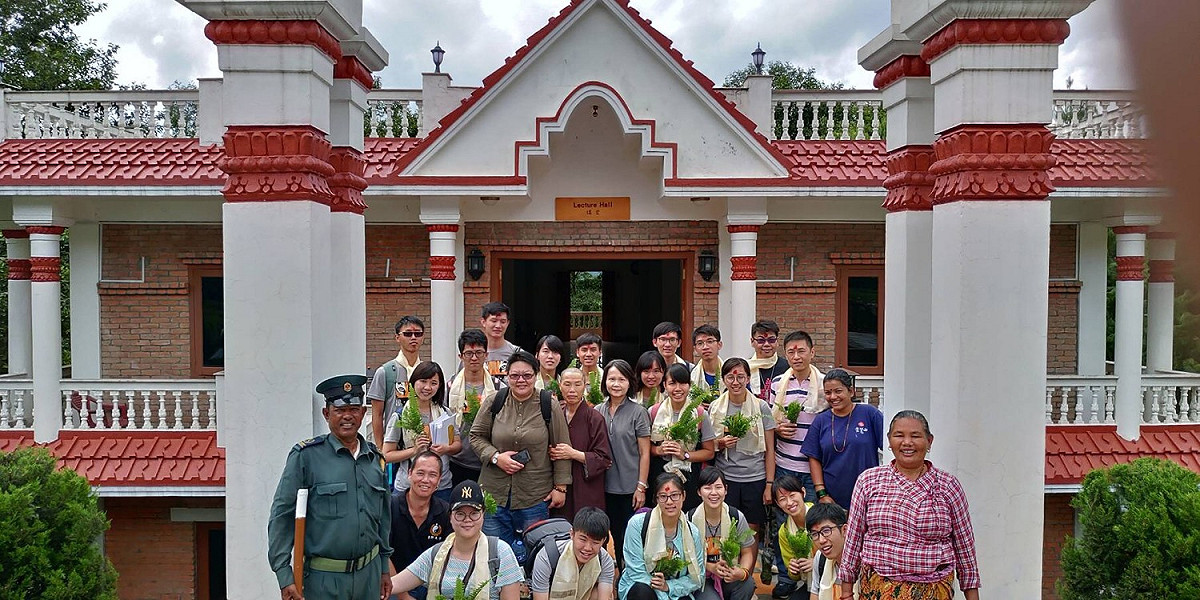參加國際志工團學生合照。 圖：尼泊爾靈鷲山慈善基金會/提供