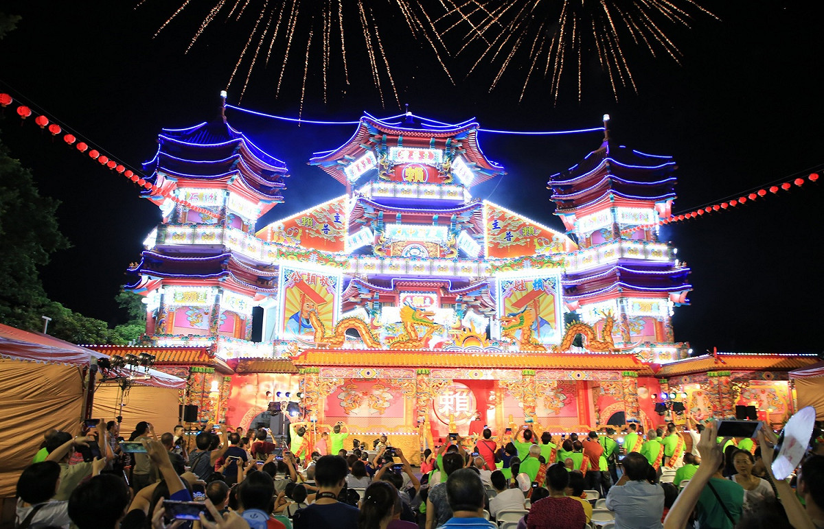 戊戌雞籠中元祭，今 (22) 日晚間在中正公園主普壇前廣場舉行「開燈放彩」儀式。 圖 : 基龍市政府/提供