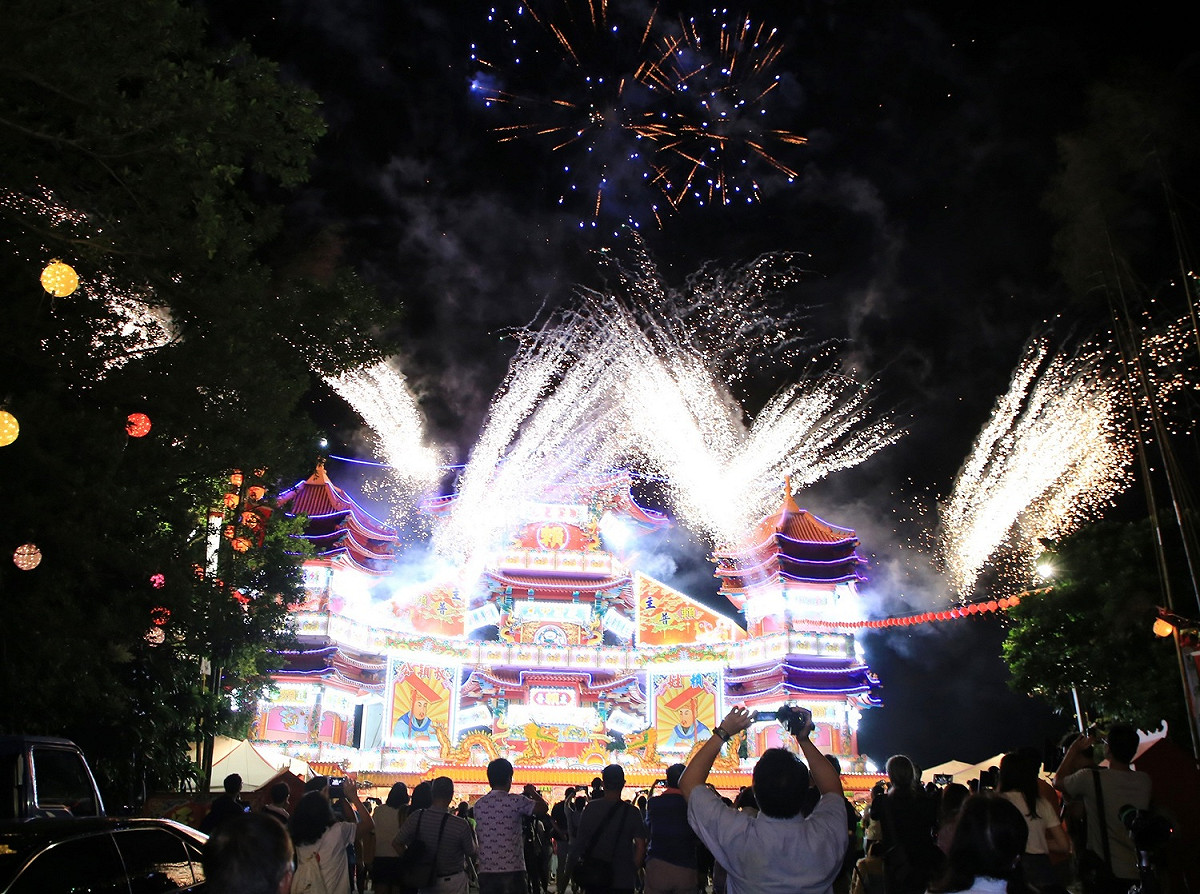 戊戌雞籠中元祭，今 (22) 日晚間在中正公園主普壇前廣場舉行「開燈放彩」儀式。搭配煙火照亮夜空。 圖 : 基龍市政府/提供
