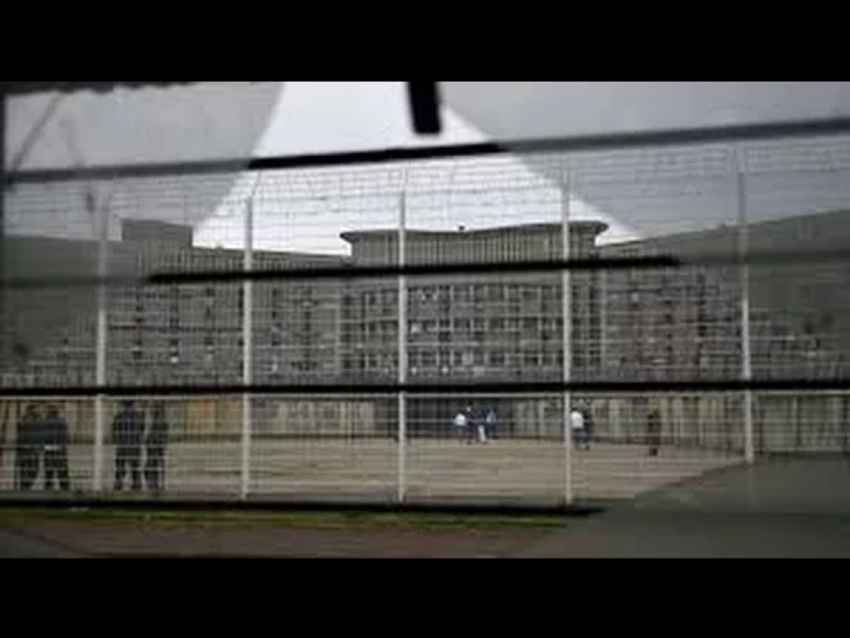 法國監獄內部當然禁用手機，但仍存在大批受刑人違規夾帶。根據費加洛報（Le Figaro），2017年，全國監獄搜出超過4萬支手機和充電器、SIM卡等相關物品，比2007年多了8倍，也比2016年多了20%。 圖：翻攝自Youtube