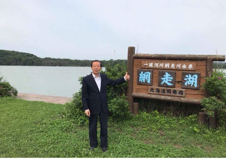 駐日代表謝長廷前（21）日晚上在臉書po文惹議，但他並未對網友的留言有所回應。昨（22）日的最新貼文中，謝長廷向大家介紹北海道有名的網走湖風光。他表示，「冬天可以在結冰的湖上鑽洞釣魚，氣溫約在零下十度左右，仍然吸引不少觀光客前來挑戰。此外，流冰博物館和監獄博物館也是網走市的觀光熱點，前者很適合帶小朋友來」。 圖：翻攝自謝長廷臉書