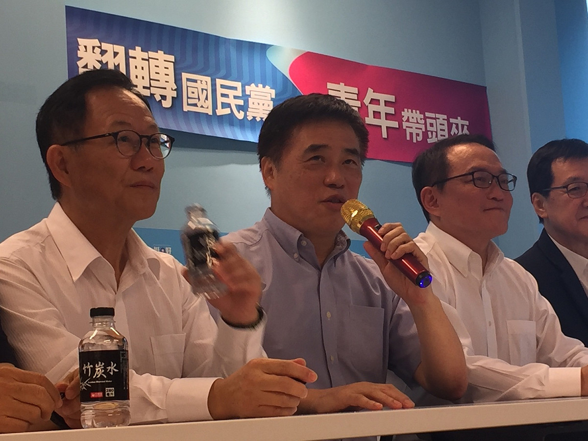 自從無黨籍泌尿科權威醫師邱文祥宣布退出北市長選舉後，今（23）天首次與國民黨台北市長選人丁守中合體，極力營造出泛藍大團結氣氛。 圖：趙婉淳／攝