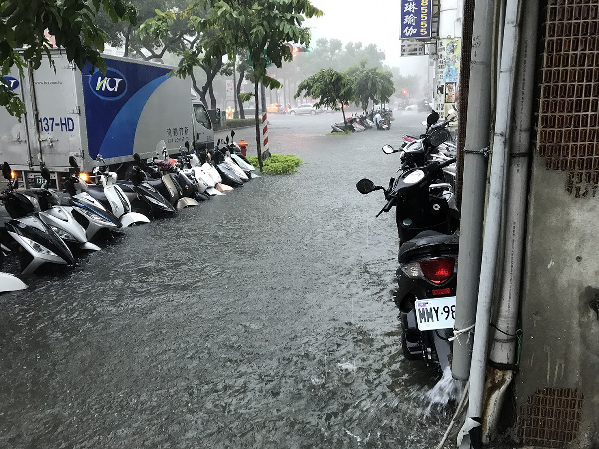 台鐵今（23）日鳳山站南端10K處因大雨水淹軌面無法行車，目前雙線暫時不通。 圖：網友提供