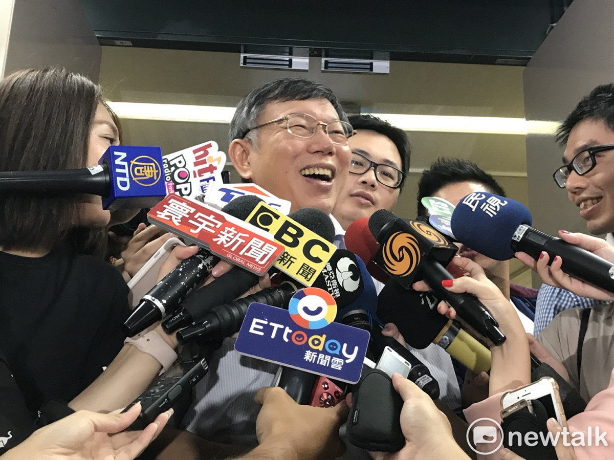 台北市長柯文哲日前說，當年幾乎所有綠營部長一對一家教般地教他，教他一遍後才去教蔡英文總統，他是被試教的，所以他和小英算是同一套老師教出來的。但民進黨副秘書長徐佳青在政論節目提到，蔡總統2012年就選過，論輩份她才是柯的「師姐」，柯文哲今笑說「我只是書僮，好不好？」 圖 : 周煊惠 / 攝