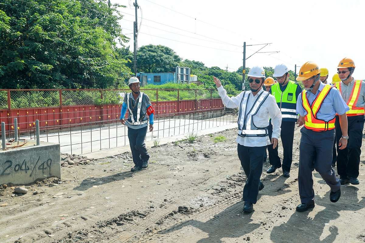 台中市副市長林陵三今天視察成追線工程，破除山手線「還在天上飛」的謠言。 台中市政府/提供