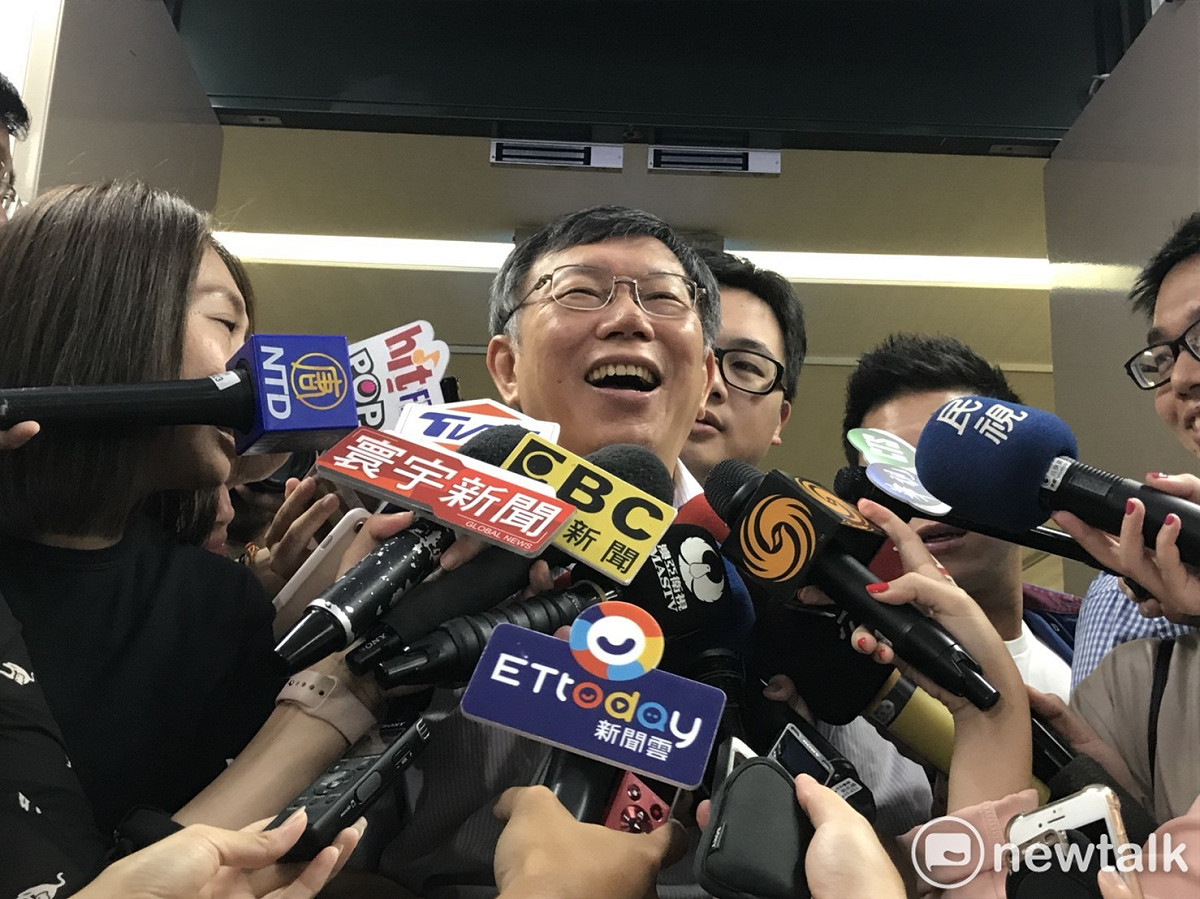 台北市長柯文哲推出「柯P認同卡」被解讀要組黨，柯今天笑回「你看像嗎？」 圖：周煊惠 / 攝