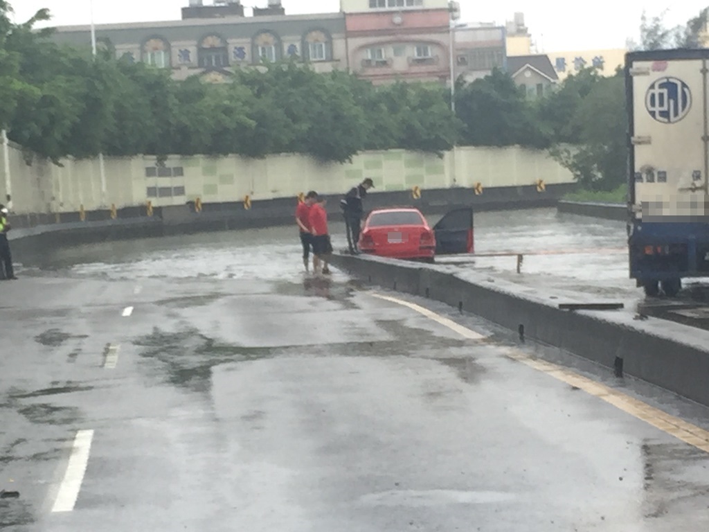 另有一台黑色轎車故障，男駕駛自行脫困，未受傷。 圖：翻攝自網路