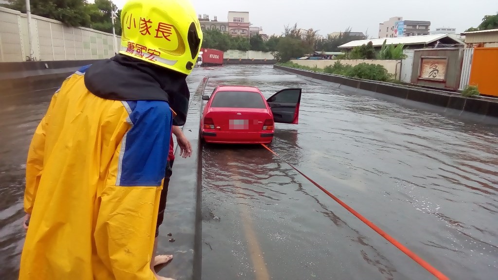 高雄今(23)日因豪大雨釀兩起車禍。 圖：翻攝自網路