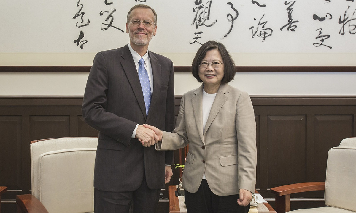 美國在台協會台北辦事處處長酈英傑（圖左）與總統蔡英文（圖右）合影。 圖：總統府/提供（資料照片）