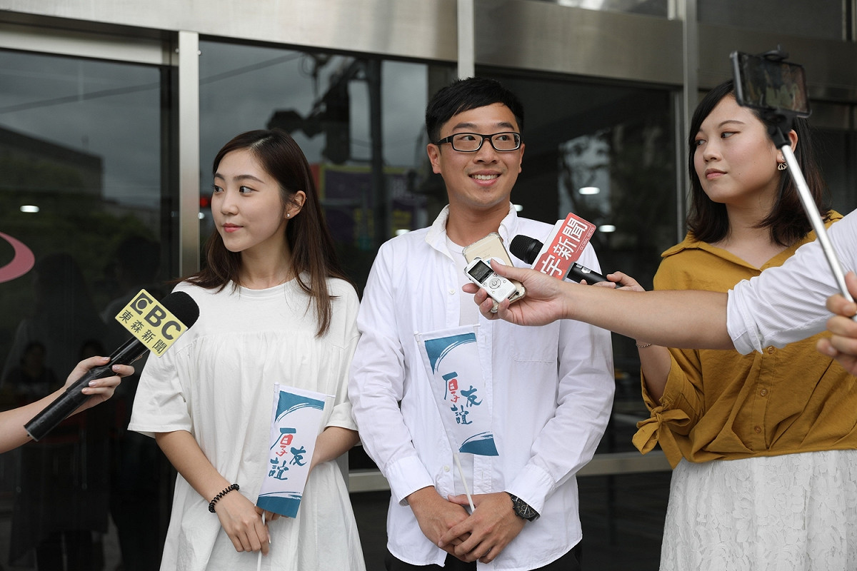 張珀源說，團隊成立至今，陸陸續續加入年輕夥伴，侯友宜很願意給年輕人機會，所以今天派他和蔡畹鎣來領表。 圖：侯友宜競選辦公室／提供