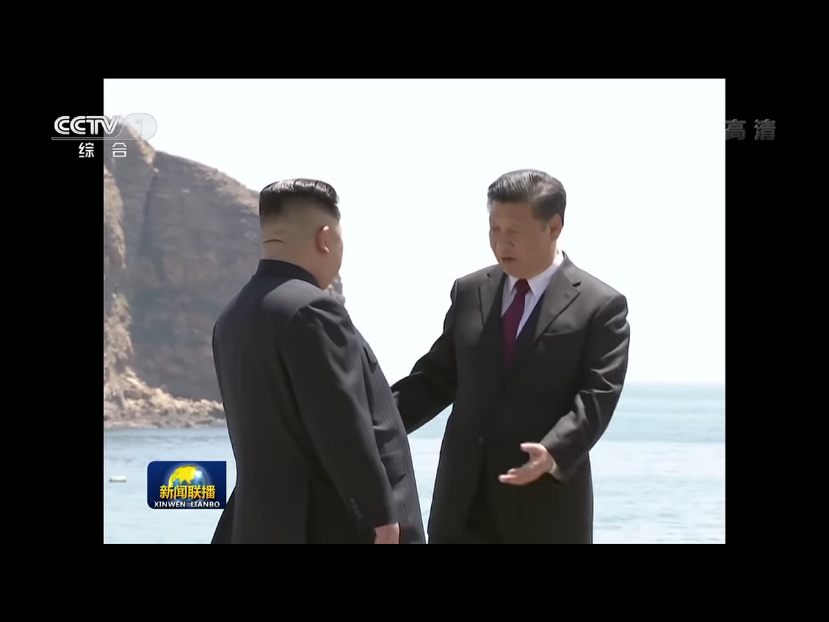 眾所皆知，金正恩（左）和習近平算是很「麻吉」的友邦領導人，除了中共和朝共在彼此「革命建國」的過程中互相支援力挺外，父執輩的交情也是因素之一。習近平的父親習仲勛和金正恩的祖、父兩代金日成和金正日，都見證了上述這段共產革命運動史。 圖：翻攝自央視新聞畫面