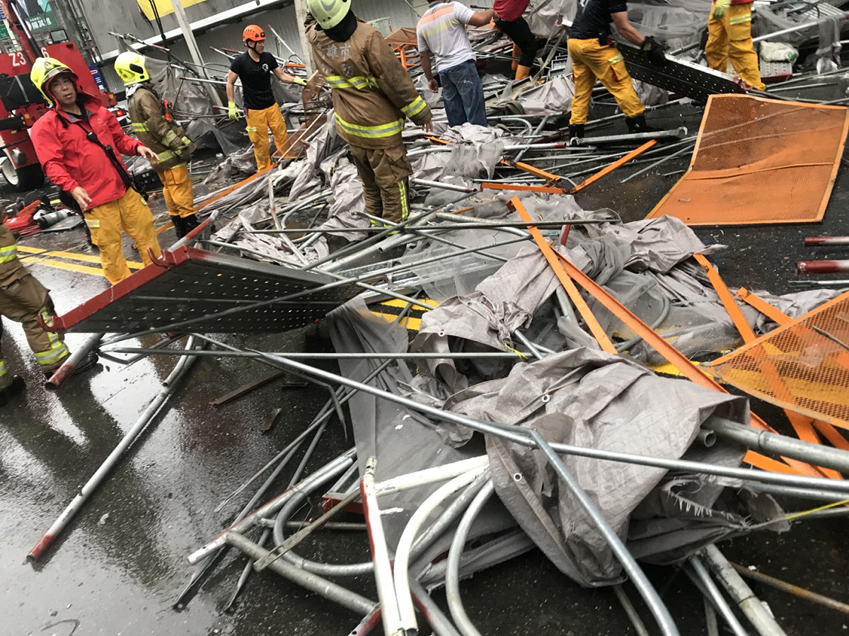 在建國路、自立路口一棟興建中的大樓工地，因強風吹垮鷹架。 圖：翻攝自網路