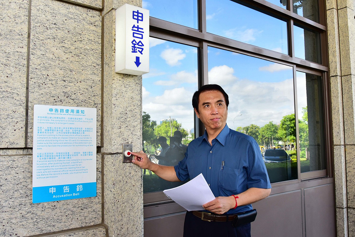 陳學聖今(23)日下午親自前往桃園地檢署按鈴遞狀控告王浩宇加重誹謗罪。 圖：陳學聖競選辦公室／提供