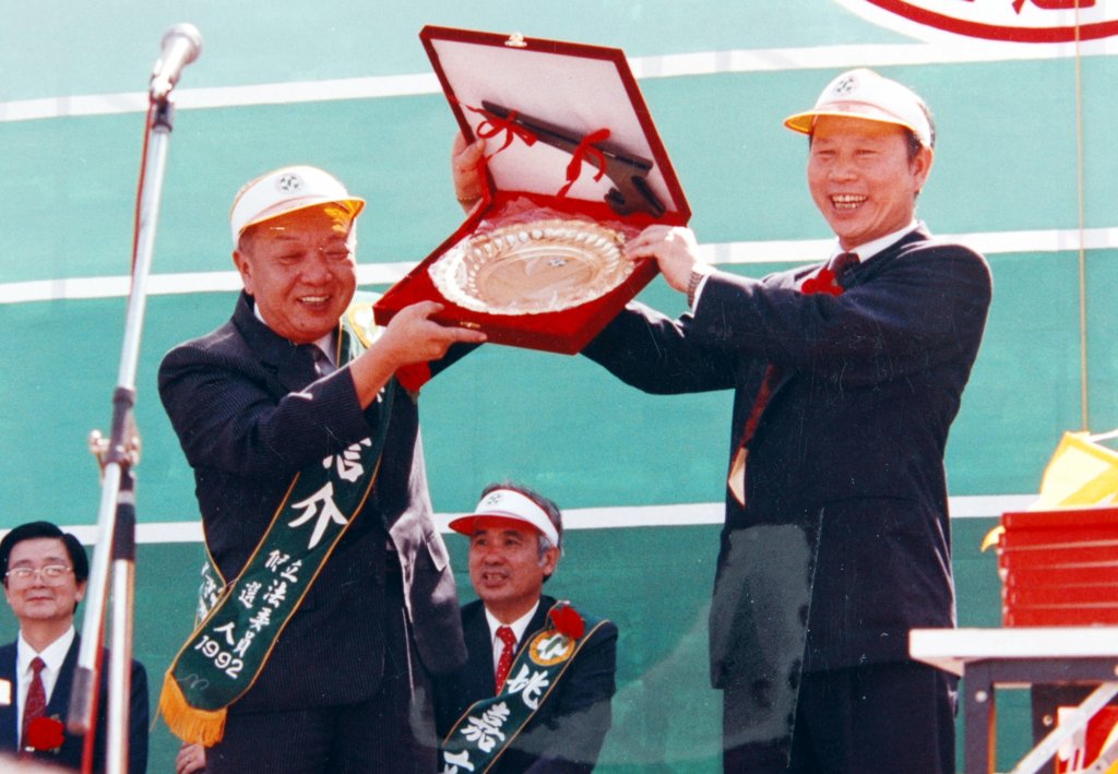 1992年12月黃信介(左)以元帥之姿東征花蓮。右為許信良。 圖：邱萬興/提供