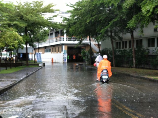 豪雨襲台，導致高雄山區不但有落石還有積水。 圖／金名攝