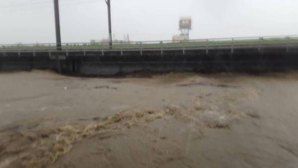 熱帶性低氣壓為南台灣帶來強烈雨勢，台鐵高雄鳳山站上午一度因大雨水淹軌面中斷。 圖：高雄市政府/提供