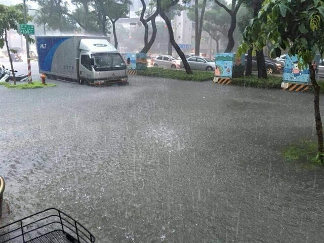 豪大雨造成災情，駕駛交通難行。 圖／國民黨高雄市黨部/提供